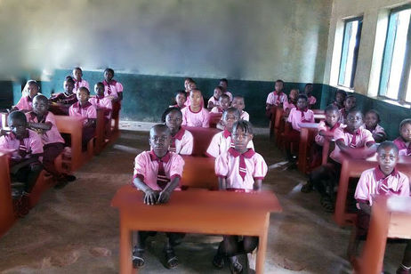 Neue Bänke für eine Schule in Ugwaka-Ola 